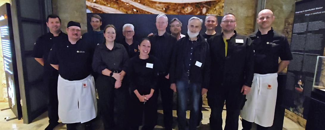 Das Bild zeigt (von links): Michael Janku und Alexander Herdmann (Landgasthof Adler), Dr. Christoph Burkhardt (MPI for Solar System Research), Anna Mareis und Günther Zwerger (Geopark Ries), Karin Heck und PD Dr. Frank Trixler (RKM), Dr. Oliver Sachs, Karl Wimmer und Thomas Kurz (Freunde des RiesKraterMuseums e.V.), Roland Schumacher (RKM), Volker Wörle (Landgasthof Adler).