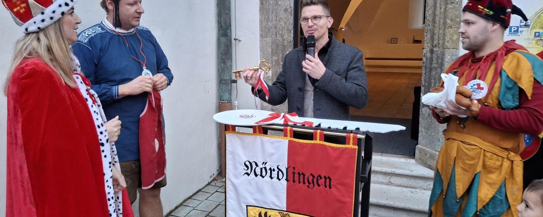 Zum ersten Mal in der Stadtgeschichte wurde das Nördlinger Rathaus gestürmt. Oberbürgermeister David Wittner (2. v. r.) übergab den goldenen Schlüssel an „Königin“ Verena Siegel (ganz links), während Türmer Norbert Jawansky (2. v. l.) den närrischen Auftakt moderierte.
