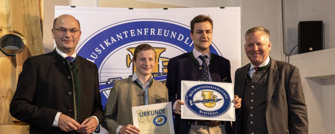 Finanz- und Heimatminister Albert Füracker verleiht Auszeichnung „Musikantenfreundliches Wirtshaus“ an das Romantik Hotel Zum Klosterbräu, Neuburg a.d.Donau, Landkreis Neuburg-Schrobenhausen. Die Veranstaltung fand in der Bäldleschwaige in Tapfheim statt. 