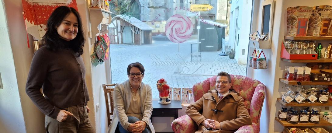Oberbürgermeister David Wittner (r.) und Susanne Vierkorn (M.) heißen Stefanie Traub mit ihrem besonderen Süßigkeitenladen in Nördlingen herzlich willkommen.