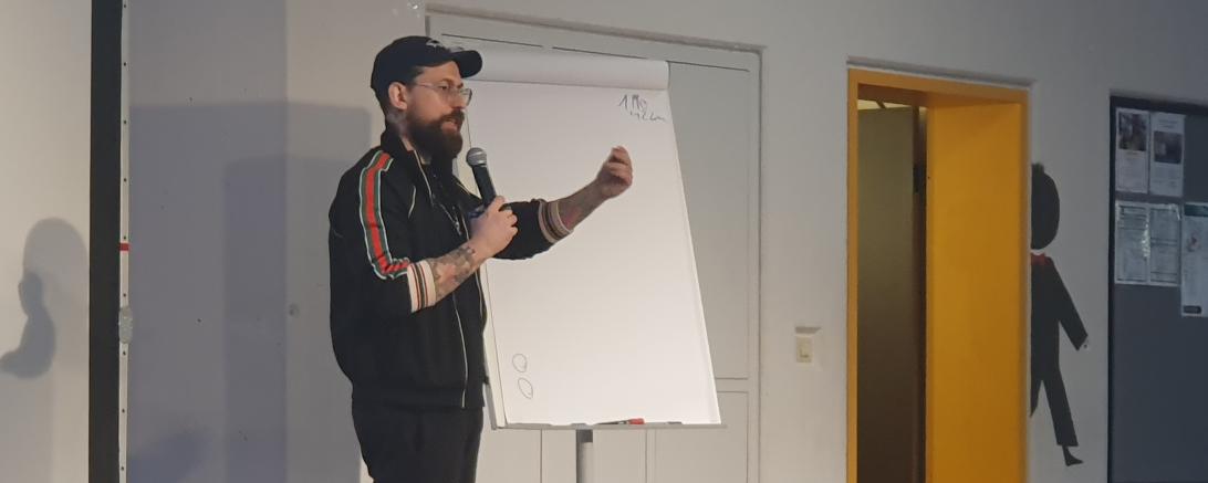 Dominik Forster bei seinem Vortrag an der Ludwig-Auer-Schule.