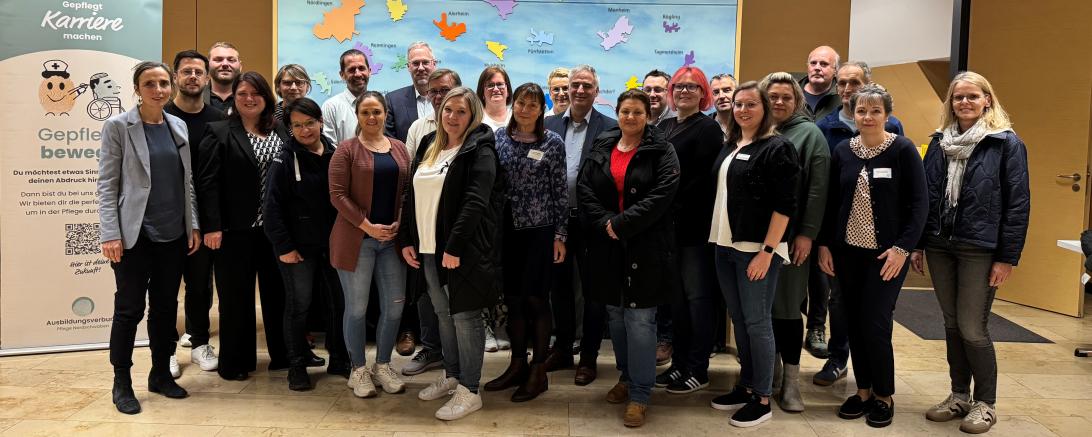 Die Teilnehmerinnen und Teilnehmer des diesjährigen Kooperationsratstreffen des Ausbildungsverbundes Pflege Nordschwaben.