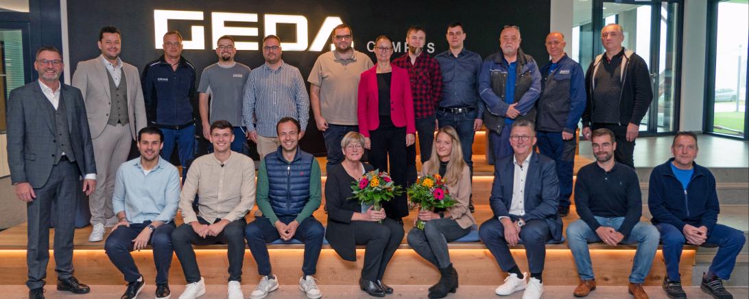 V. l. n. r.: Reihe hinten - Stefan Nitbaur, Stefan Rösner, Sebastian Genath, Marco Mayer, Christian Herfort, Sigrid Sailer (Geschäftsführung), Thomas Springer, Florian Reichardt, Steffen Planert, Arkadi Frank, Viktor Breit; Reihe vorne - Stefan Schweitzer (kaufmännischer Leiter), Onur Durgun, Maximilian Fischer, Tobias Schillinger, Lynda Meyer, Jessica Mittring, Johann Sailer (Geschäftsführender Gesellschafter), David Stecher, Eugen Sporer