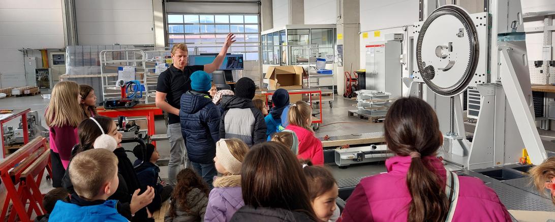 Auf einem Rundgang wurden den Kindern das Unternehmen gezeigt.
