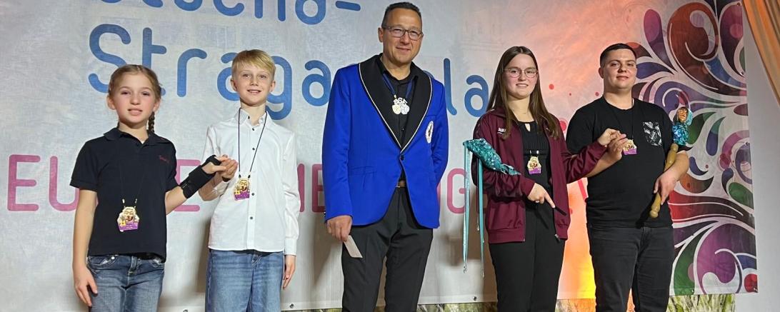 Die neuen Prinzenpaare der Amerdinger Faschingsfreunde. V.l.n.r.: Kleines Prinzenpaar Sophie I. und Niklas I., Vereinsvorsitzender Andreas Fürst, großes Prinzenpaar Tamara I. und Luca I.