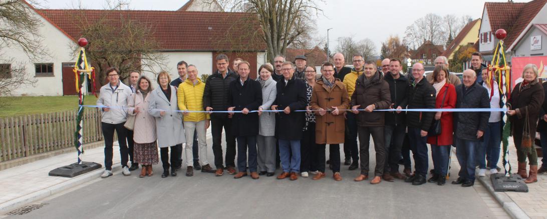 Mit dem Durchschneiden des Bandes wurde die Straße feierlich wieder eröffnet.