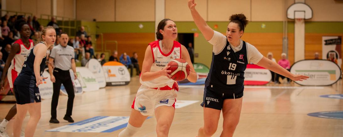 Natalie Kucowski (weißes Trikot) gelang ein Double-Double für die Angels.