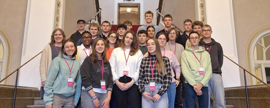 Die Schülerinnen und Schüler der Q13 des THG Nördlingen im Bayerischen Landtag.