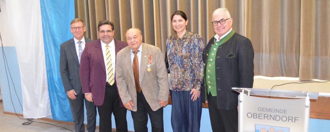 V.l.n.r.: Landrat Stefan Rößle, MGV-Vorstand Christian Hornung, Heinrich Speer, 2. Bürgermeisterin Maria Lesny und Altbürgermeister Hubert Eberle. 