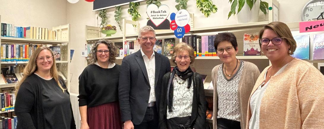 Am 11. November feierte im Rahmen einer kleinen Feierstunde die Gemeindebücherei in Mertingen ihr 60-jähriges Jubiläum. Auf dem Bild zu sehen (von links): Mitarbeiterin Martina Schober, Mitarbeiterin Sonja Willhauck, Bürgermeister Veit Meggle, die ehemalige Mitarbeiterin der Gemeindebücherei Gerda Dietrich, die ehemalige Mitarbeiterin der Gemeindebüchereie Conni Mair und Christina Stegerhoff von der Landesfachstelle München für das öffentliche Bibliothekswesen.