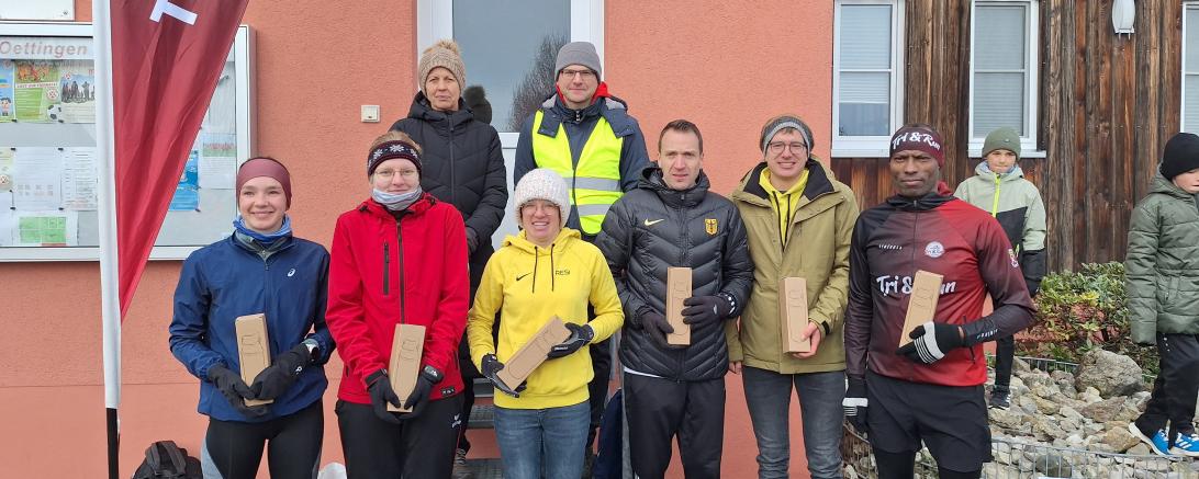 Die erstplatzierten des Hauptlaufes vorne von links Laura Popp (3.), Pia Schweitzer (1.), Theresa Griesbach (2.), Tobias Gröbl (1.), Manuel Leinfelder (2.) und Sufiyaan Ashaaloo (3.)