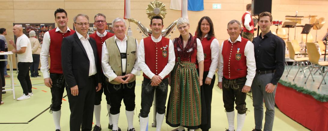 Auf dem Bild zu sehen (von links): Christian Keller, Marcus Helber, Jochen Ruf, Roland Stadlmayr, Simon Keller, Maria Keller, Angela Pflüger, Theo Keller, Andreas Löffler.