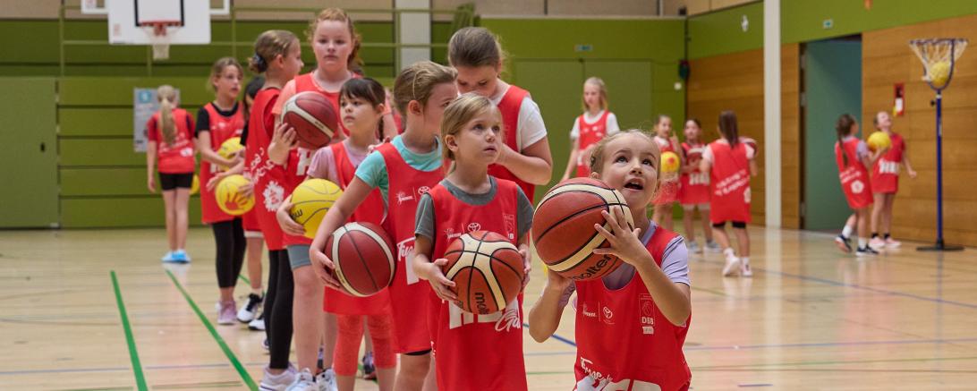 Das Bild zeigt Mädchen im Camp.