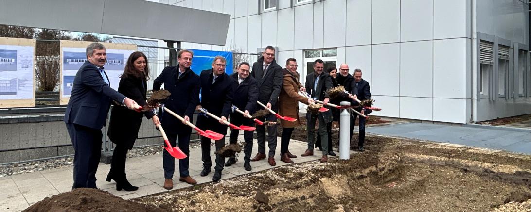 Am 17. November erfolgte der symbolische Spatenstich für den Um- und Erweiterungsbau für den OP-Bereich und die Intensivstation am Donauwörther Klinikum. 