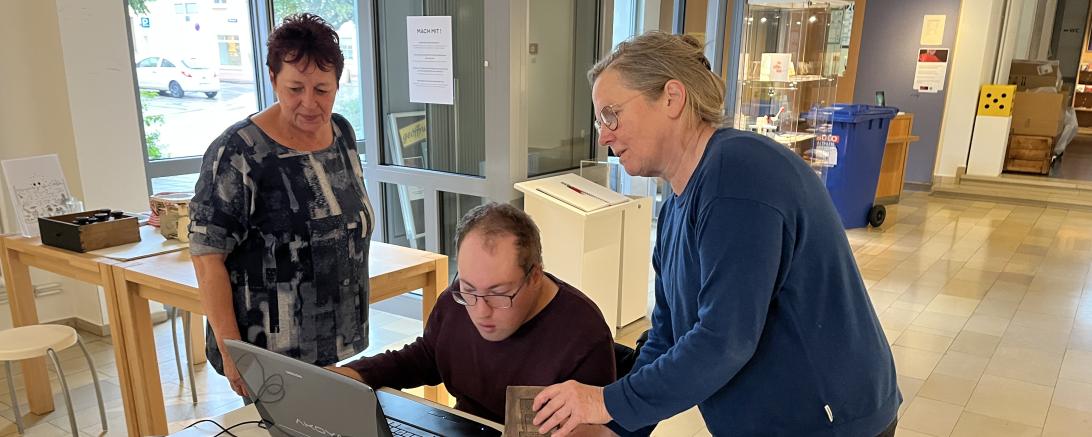 Ein Klient aus der Donau-Ries-Werkstätte in Nördlingen unterstützt die Kolleginnen des Heimatmuseums in Oettingen. 