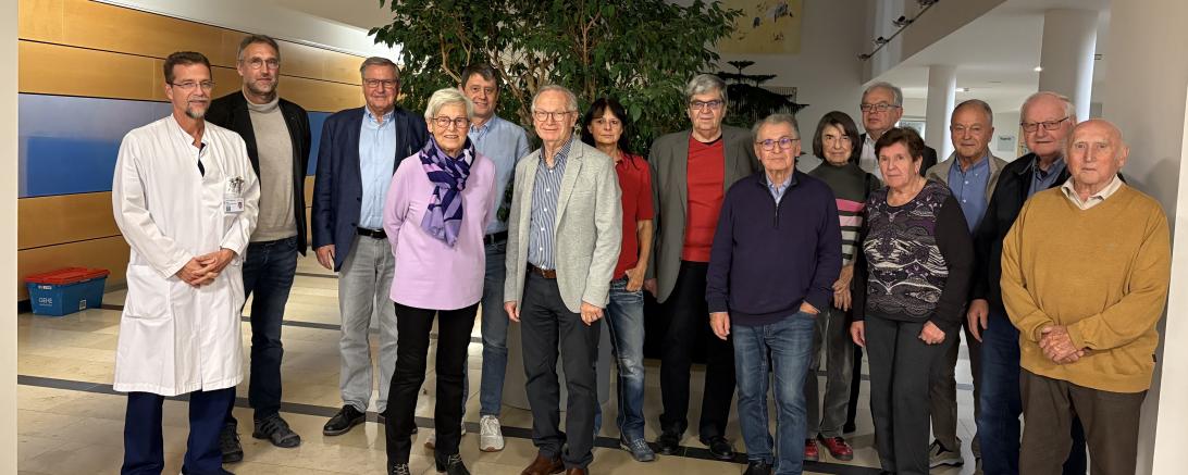 V.l.n.r.:  Prof. Dr. Kuch und Bernd Meyr - Vertreter des Stiftungskrankenhauses, Mitglieder des Freundes- und Förderkreises Stiftungskrankenhaus.