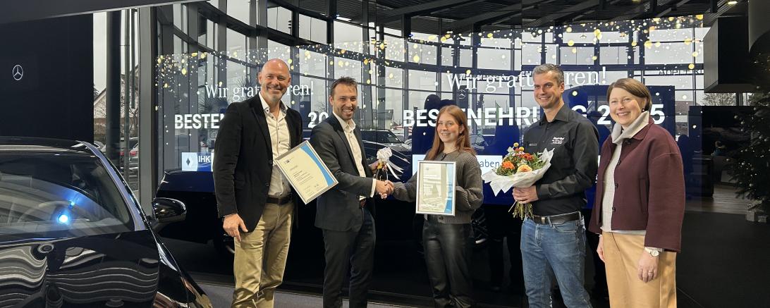 Joachim Fellner (Geschäftsführer Abel & Ruf), Matthias Hausmann (Regionalgeschäftsführer IHK Nordschwaben), Manuel Marks (kaufmännischer Ausbildungsleiter) und Claudia Marb (stv. Landrätin) (v.l.n.r.) gratulieren Annika Debler (mitte) zur Bestleistung. 