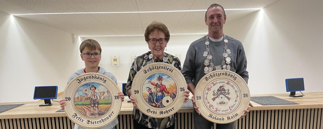 Nur strahlende Gesichter bei der Siegerehrung in der neuen Schießanlage (von links nach rechts): Jugendkönig Felix Dietenhauser, Schützenliesl Hedi Rohrer, Schützenkönig Roland Kaim.