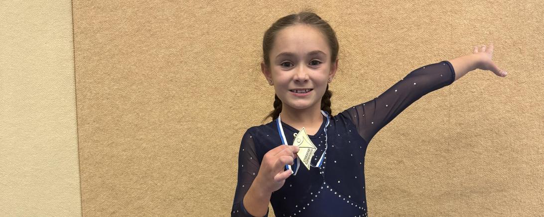 Lena Weisensee mit ihrer Goldmedaille. 