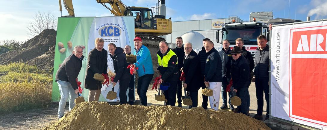 Gleichzeitig mit dem Spatenstich startete am 19. November der Bau einer Lagerhalle bei KCB. Auf dem Bild links zu sehen sind Geschäftsführer Ferdi Buffen und Geschäftsführer Jürgen Färber. 