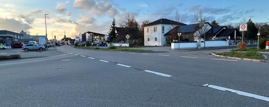 Die Kreuzung Oberer Kirschbaumweg und Neuburger Straße soll im kommenden Jahr mit einer Tempo30-Reduzierung entschärft werden. 