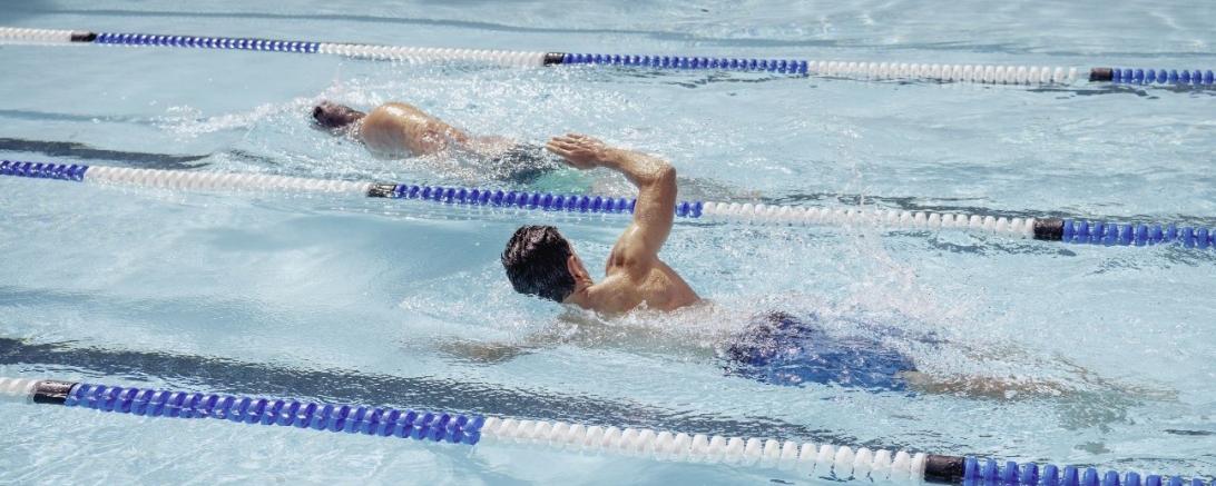 Tägliche Bewegung, hier Schwimmen, hilft, um gegen mentale Probleme anzukämpfen.