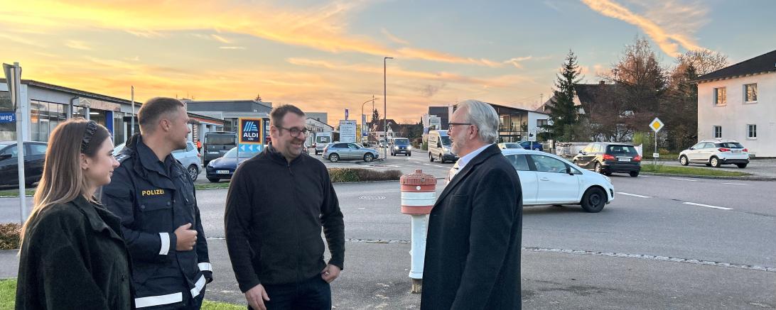 Ortsbegehung am 10. November 2025. Mit dabei (von links): Natalia Telezin (Staatliches Bauamt Augsburg), Stephan Roßmanith (Polizeihauptkomissar und Verkehrssachbearbeiter der Polizei für den Landkreis), Gerd Oefele (Landratsamt Donau-Ries) und Bürgermeister Karl Rehm. 