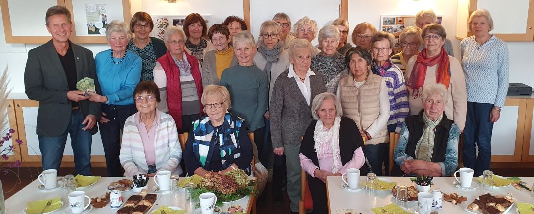 Foto der Spendenübergabe. 