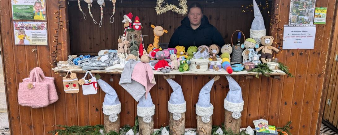 Maria Ferber verkauft jedes Jahr auf dem Weihnachtsmarkt in Ehingen ihre selbstgemachten Werke. Den gesamten Erlös spendet sie an den Verein "Kinder wollen leben, spielen, lachen! e.V."