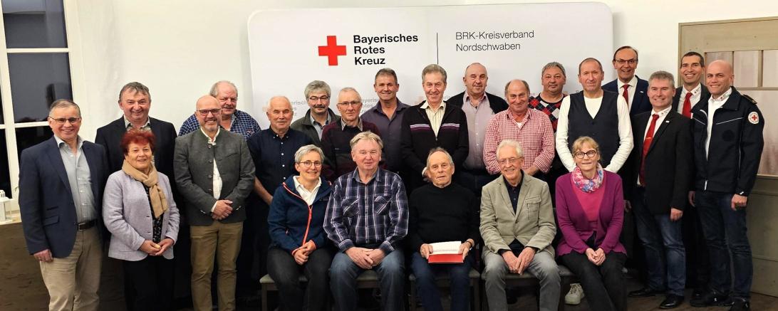 Das Bild zeigt die geehrten Blutspenderinnen und Blutspender sowie die ehrenamtlichen Helferinnen, eingerahmt von den Ehrengasten und Funktionären des BRK-Nordschwaben. 