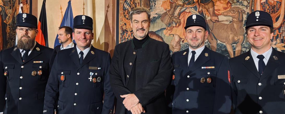 Die Abgeordneten der Feuerwehr Genderkingen mit dem bayerischen Ministerpräsidenten Markus Söder (M.)