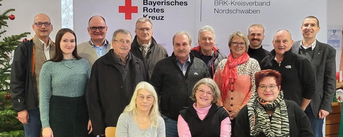 Auf dem Bild zu sehen (von links): Hintere Reihe: Martin Heilingbrunner, Georg Wiedemann, Franz Dürr, Günter Pfanz, Julian Linden, Arthur Lettenbauer. Mittlere Reihe: Sarah Schumann, Anton Hertle, Rudolf Poppe (38 Jahre Betriebszugehörigkeit), Astrid Schneider, Jürgen Staudinger. Vordere Reihe: Beate Rottmeier, Martina Gerstenmeyer, Josefine Schmidbaur (46 Jahre Betriebszugehörigkeit). 