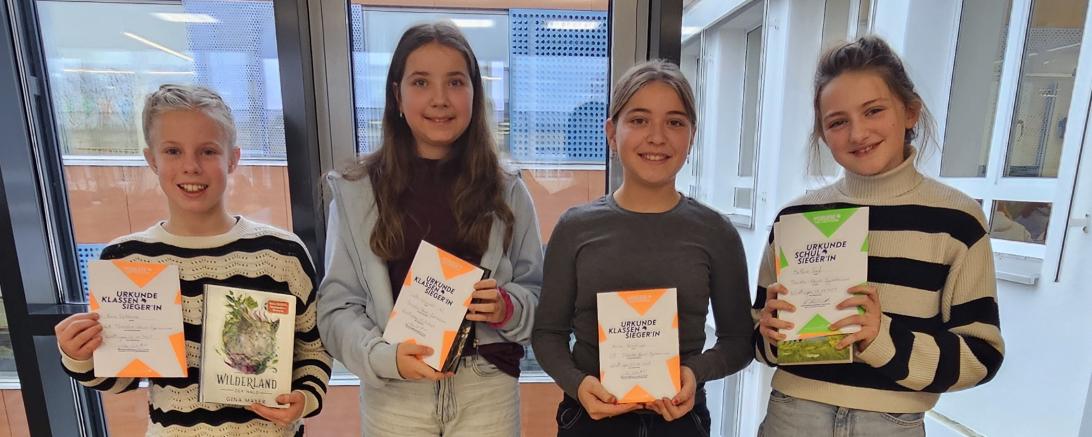 (v.l.n.r.) Anna Dotzauer, Lotta Wundel, Anna Reimlinger und Marlene Ruf (Schulsiegerin) haben als Klassensiegerinnen den Schulentscheid des Vorlesewettbewerbs bestritten.