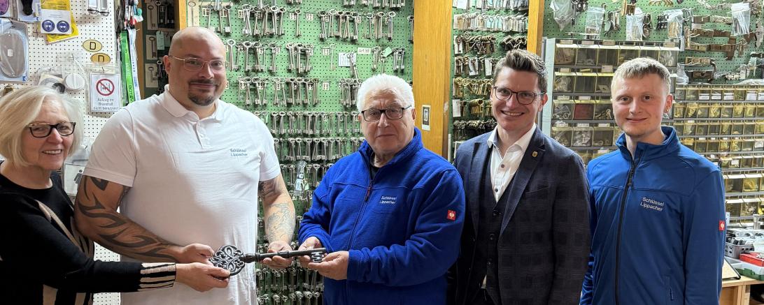 Generationswechsel im Sicherheitsfachgeschäft „Schlüssel-Lippacher“ in Nördlingen