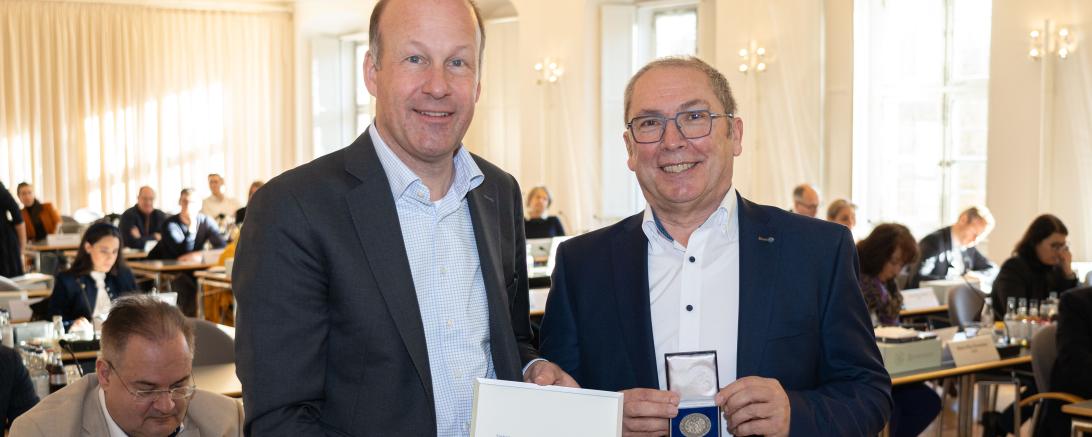 Bezirkstagspräsident Martin Sailer überreichte dem ehemaligen Geschäftsführer der Lebenshilfe Donau-Ries, Günter Schwendner, die Sieben-Schwaben-Medaille im Rahmen der Bezirkstagssitzung am Donnerstagmorgen.