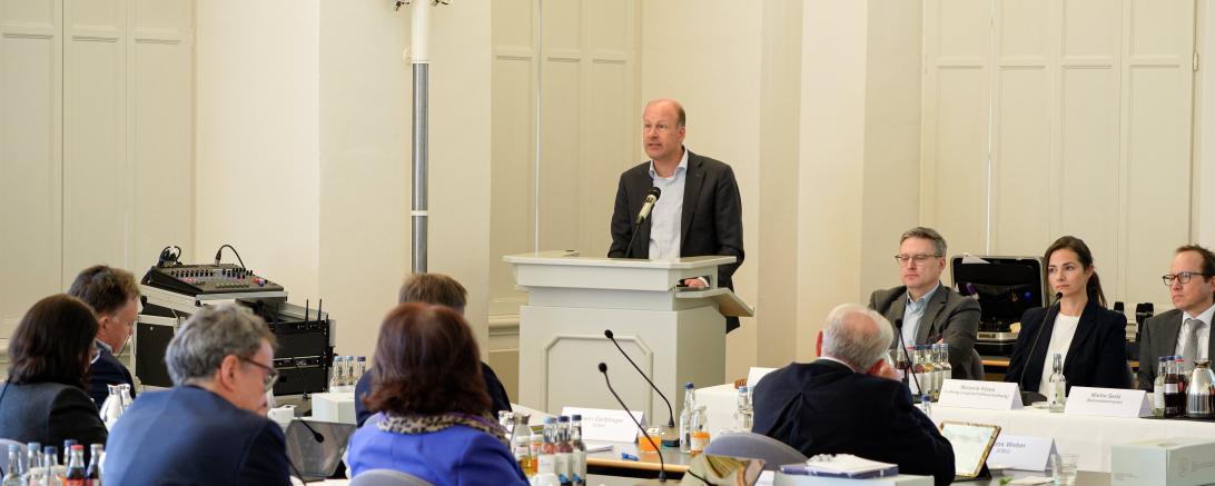 In seiner Haushaltsrede betonte Bezirkstagspräsident Martin Sailer, der Bezirk habe keinen Spielraum zum Sparen: „Wir führen zum ganz großen Teil Aufgaben und Vorgaben aus, die uns Bund und Freistaat auferlegen“.