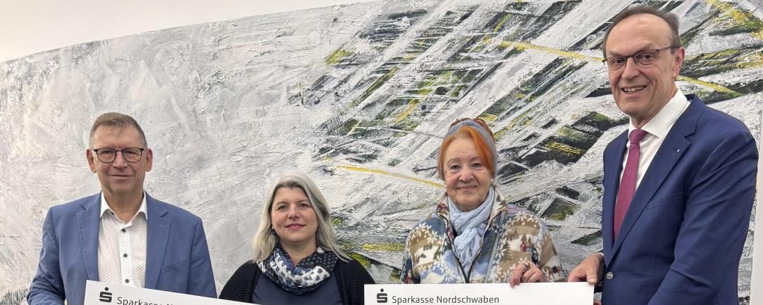 V.l.n.r.: Landrat Stefan Rößle, Mandie Helbig (Leiterin des Tierschutzheimes Nördlingen), Brigitte Scherb (Vorsitzende des Tierschutzvereins Donauwörth), Johann Natzer (Vorstandsvorsitzender der Sparkasse Nordschwaben)