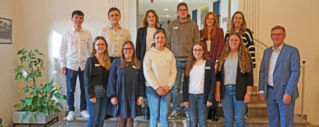 Nachwuchskräfte des Landratsamtes Donau-Ries schließen Ausbildung und  Duales Studium erfolgreich ab 