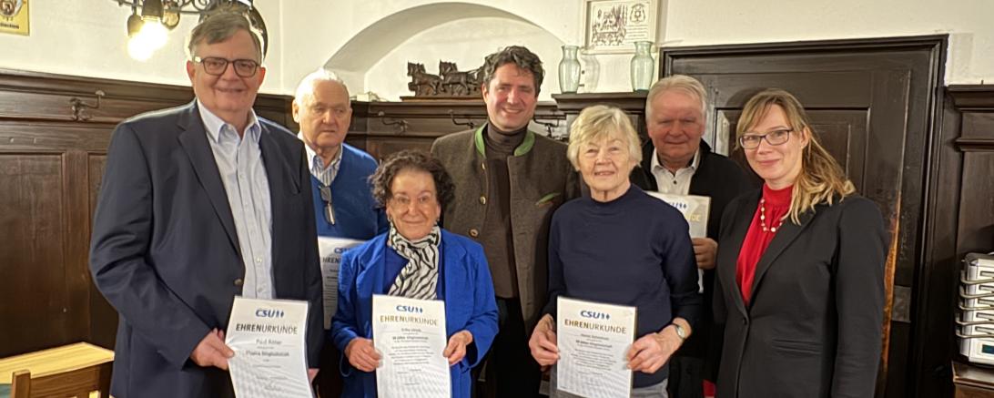 (v.l.) Paul Ritter, Robert Schiffelholz, Erika Ulrich, OB-Kandidat Udo Dreher, Frieda Schmitzer (stellvertretend für ihren Mann), Josef Wirth, Maximiliane Böckh