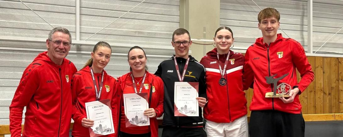 Stolz präsentieren Monheims Karatekas ihre Medaillen und Urkunden.