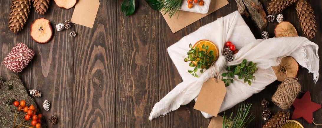 Natürliche Materialien und Stoff sind eine weihnachtliche und zugleich umweltfreundliche Möglichkeit Geschenke zu verpacken.