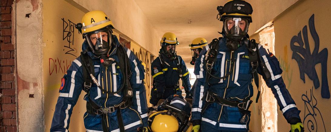 Das THW übt in einem realistischen Einsatzszenario in einem leerstehenden Gebäude. 