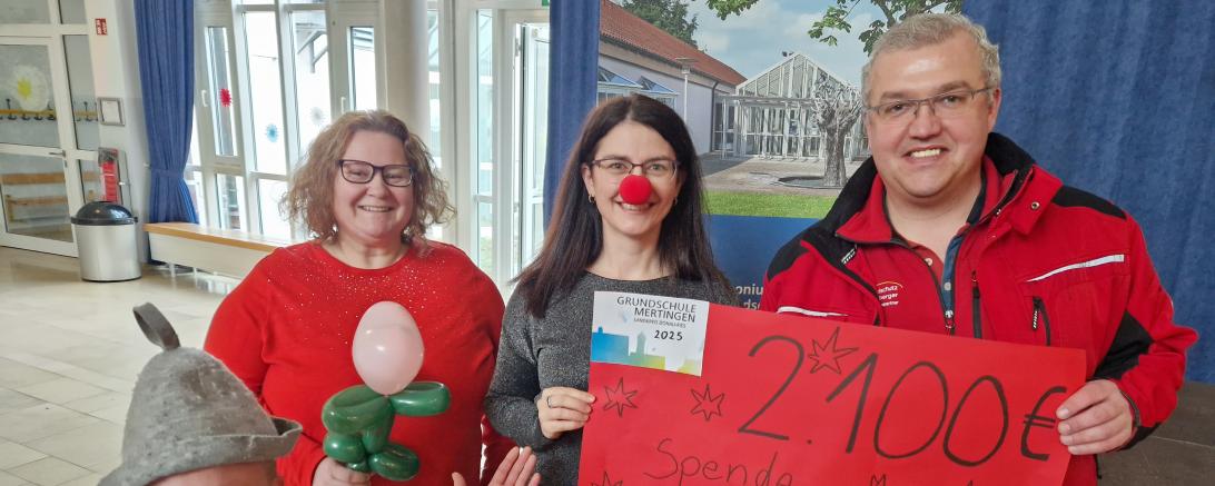 Auf dem Bild zu sehen (von links): KlinikClown „Muck“, Claudia Schaible, die die Idee für den Spendenzweck hatte, Rektorin Stephanie Winter und Oskar Stettberger von der Firma Brandschutz Stettberger, der den Basarerlös mit einer Spende in Höhe von 500 Euro aufgestockt hat.