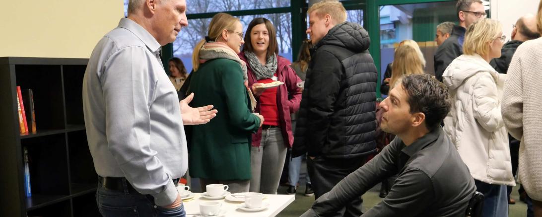 Austausch am Betriebetag der Hans-Leipelt-Schule, im Vordergrund rechts Herr Müller von der EAA Schwaben im Gespräch mit einem Betriebevertreter