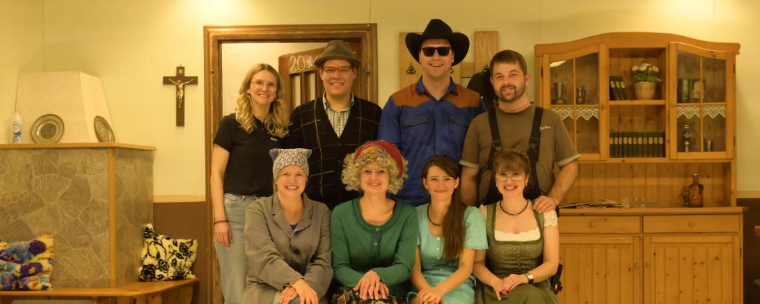 Die Akteure des Stückes (von links): Marie Bauer, Nicole Scherb, Daniel Markmüller, Stephanie Gerstner, Christian Hammer, Christina Mayer-Markmüller, Manuel Uhl und Sarah Artner. 