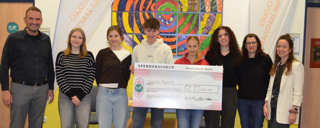 Die Abschlussklassen der Realschule Rain spendeten 1500 Euro für den guten Zweck. 