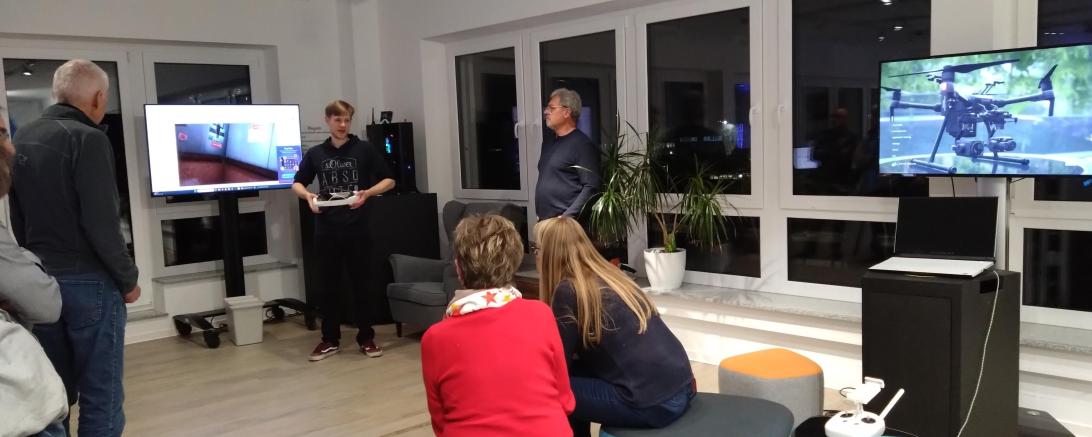 Bildungwerk Harburg besucht das BayernLab