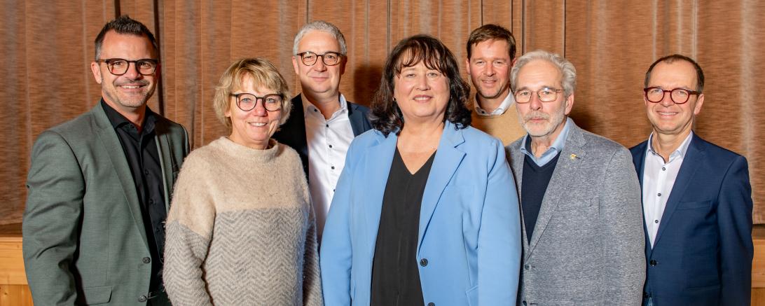 Zu sehen sind von links nach rechts: OB Jürgen Sorrè, Dr. Stefanie Musaeus, Tobias Merkle, Doris Rödter, Peter Proeller, Dr. Ralf Loitzsch und Dr. Wolfgang Beck.                