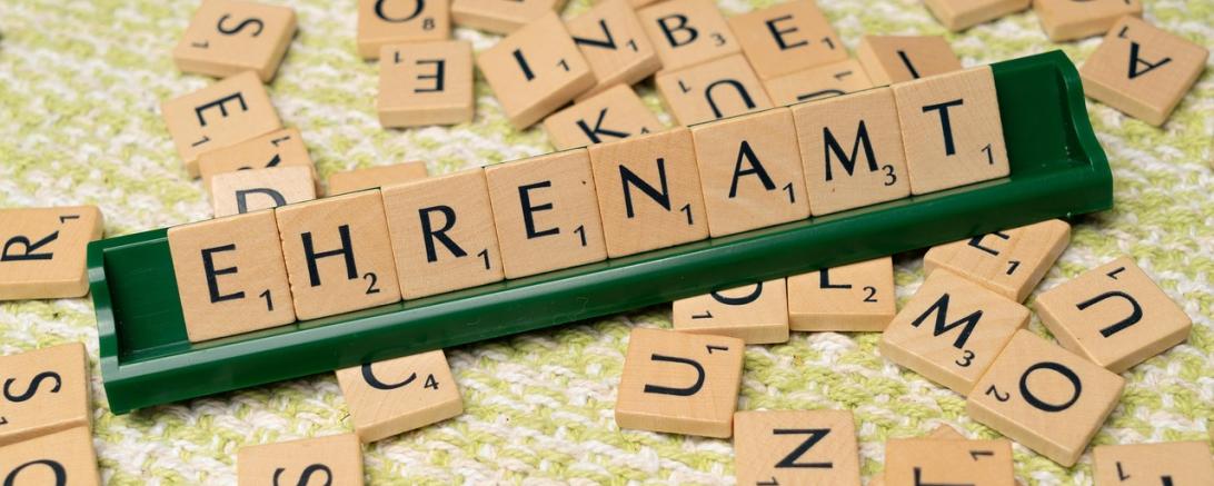 Symbolbild: Spielsteine, die das Wort "Ehrenamt" bilden. 