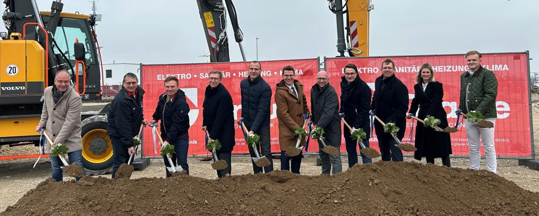 Der Spatenstich für den neuen Firmensitz im Gewerbegebiet "Steinerner Mann Ost" wurde am 12. Dezember 2025 gefeiert. 